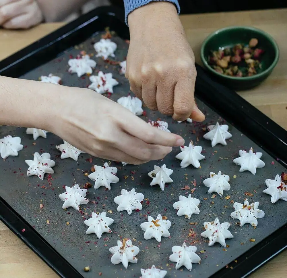 herbruikbare siliconen bakmat in de oven met koekjes