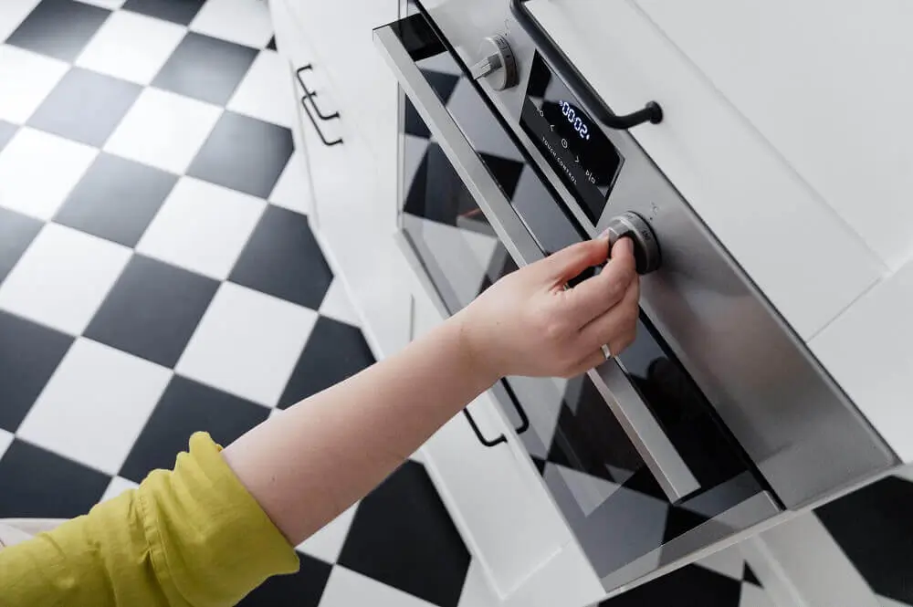 Houd er rekening mee dat de meeste siliconen bakmatten hittebestendig zijn tot 250 graden Celsius. Controleer de temperatuurinstellingen van je oven om ervoor te zorgen dat je binnen deze limiet blijft om schade aan de mat te voorkomen.