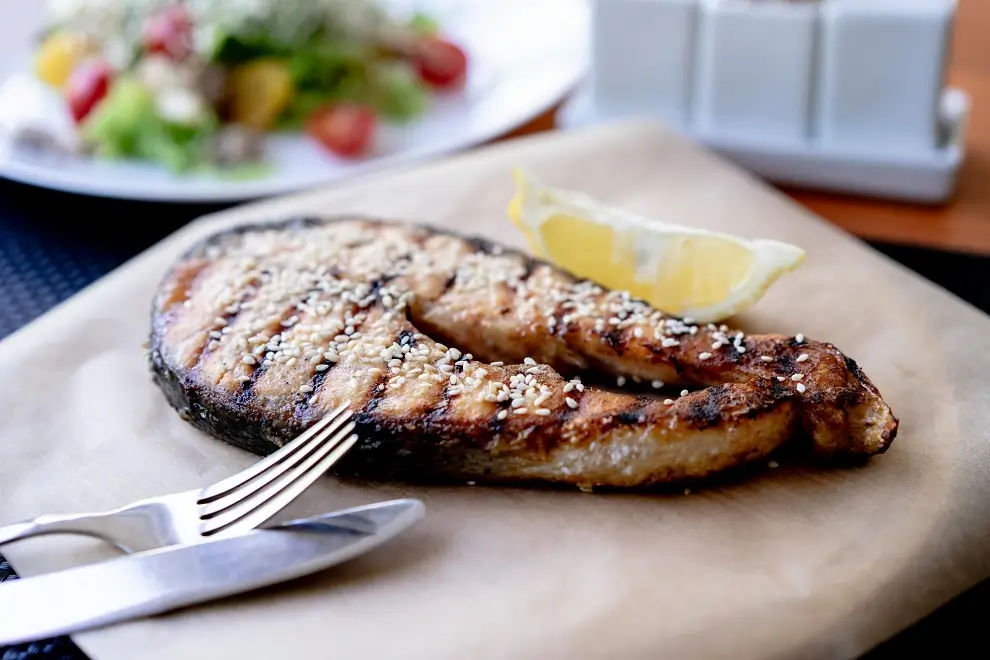 gebakken vis uit een gietijzeren grillpan
